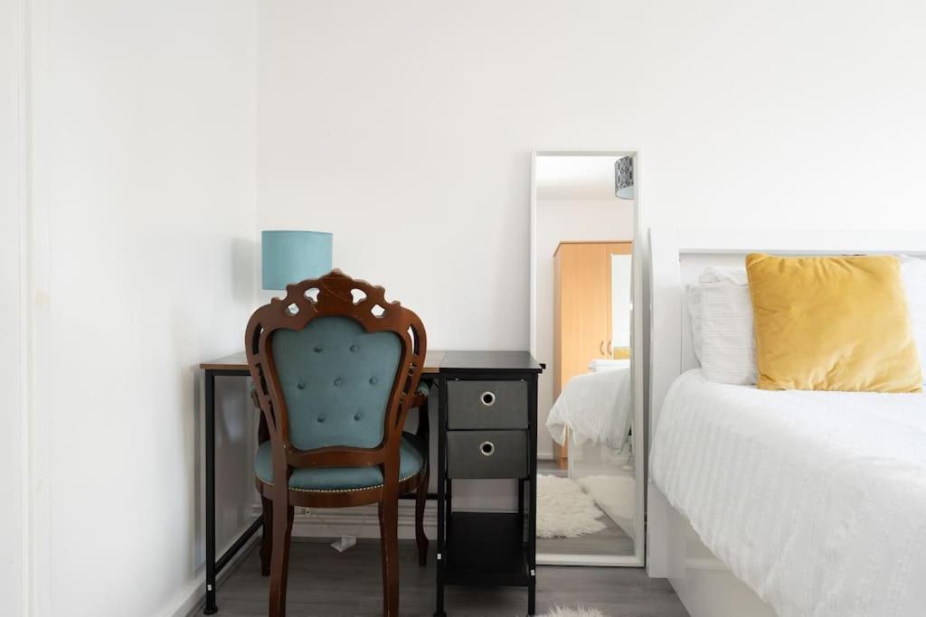Apartment Serviced With Fast Speed Broadband & Free Parking *