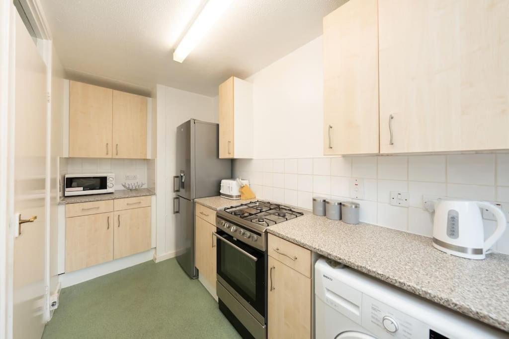 Apartment Serviced With Fast Speed Broadband & Free Parking London